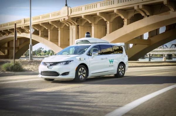2018年12月，Google旗下自动驾驶子公司Waymo，在美国凤凰城推出商用自动驾驶载客服务
