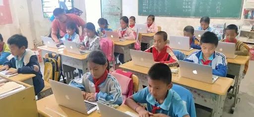 孩子们收到来自瑞技与合作伙伴合作提供的笔记本电脑