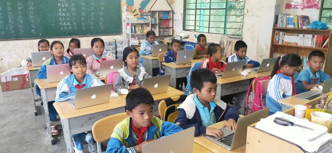 瑞技协同合作伙伴的爱心资源，将20余台笔记本电脑送到云南、西藏等地的三所偏远学校
