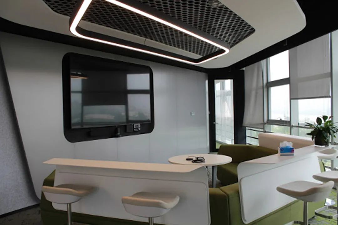 瑞技为一国际电商公司在日本、中国等地办公地点，部署了300+间Zoom Rooms会议室